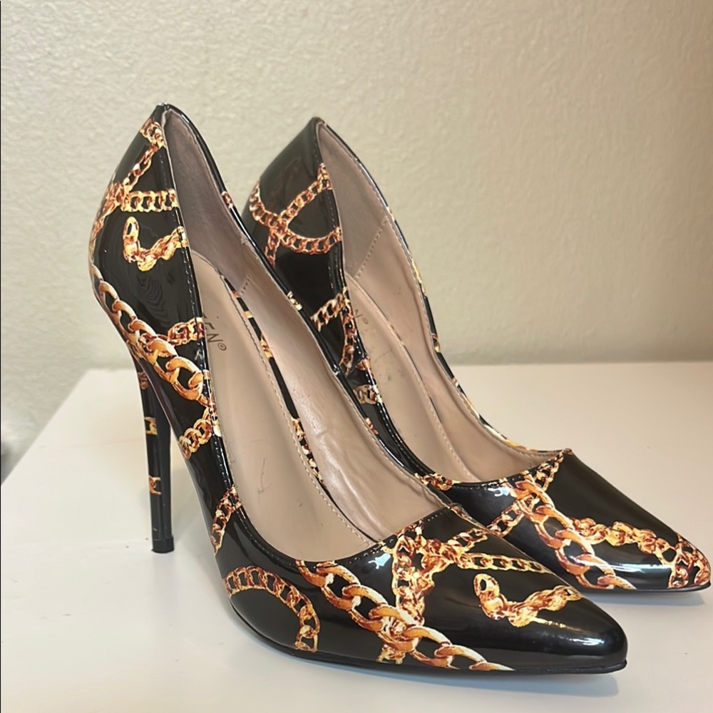 Kayleen‎ By Los Angeles Black and Gold Stiletto Heels Baroque Pattern Size 7.5